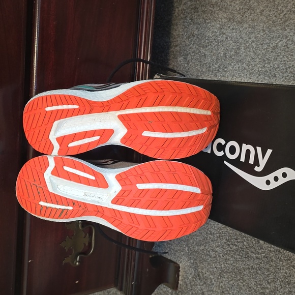 Saucony Men’s Triumph 19 Running Shoe Used. Good condition. No holes. - Picture 4 of 4